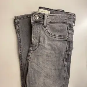 Gråa jeans från Gina tricot i modellen molly. Bra skick då de knappt är använda. Storlek XS. 90kr + frakt 66kr 🤍🤍