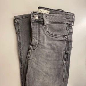 Gråa jeans - Gråa jeans från Gina tricot i modellen molly. Bra skick då de knappt är använda. Storlek XS. 90kr + frakt 66kr 🤍🤍