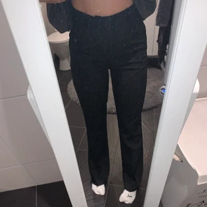 Kostymbyxor från Bikbok - Jag säljer mina kostymbyxor från Bikbok då jag har växt ur de, sitter supersnyggt på en verkligen! Men tyvärr har jag växt ur dom, inte alls använda mycket så de är i fint skick💕