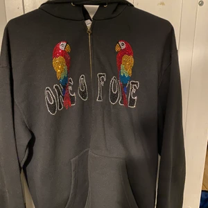 One of one  - Säljer nu min lite mer ”unika” One of one hoodie pga att den är för lite. Den är storlek M och har passform som en M. Den är använd sparsamt, aldrig maskin tvättad, alla ”nitar” sitter kvar. Inga som helst skador på tröjan.                                          Mvh Joar