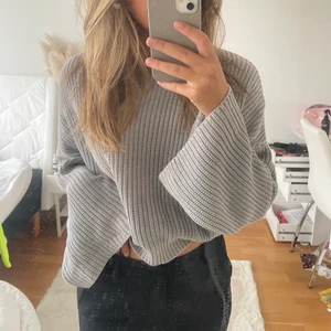 Stickad tröja - Jättefin stickad tröja i en oversize modell. Storlek S men passar både mindre och större. Aldrig använd. 