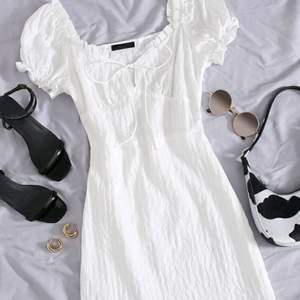 Jätte söt vit tajt klänning. Aldrig använd (endast testad) i storlek S från Shein, köpt för 149kr. I milk-maid/cottage corestil. 