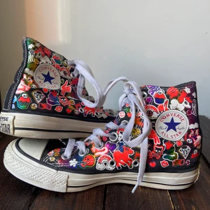 Converse storlek 35 - Ett par super coola converse med ovanligt mönster ( my litter pony, cupcake, dödskallar mm ) har använt dom max 5 gånger så är ett väldigt bra skick på skorna.