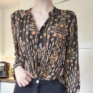 Cool vintage shirt in warm hues. Thin and comfortable material; can be worn all year around. Suits perfectly with black pants and silver accessories.
