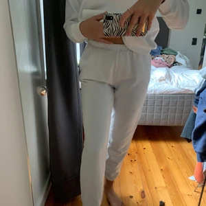 Vita mjukisbyxor - Vita mjukis från gina. Storlek S. Välanvända men inga fläckar, hål m.m. Köparen står för frakt.