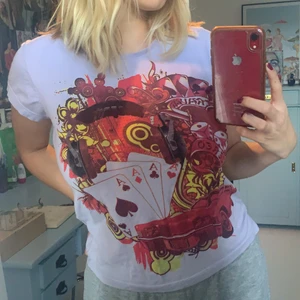 T-shirt  - En t-shirt jag köpte i Aten i somras men som inte kommit till använding :( beroende på hur man vill att den ska sitta skulle jag säga att den är mellan XS-L. Kan mötas i sthlm annars tillkommer frakt! 🎀