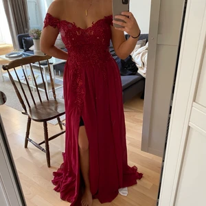 Balklänning  - Balklänning från JJ house i i storlek 40 (jag brukar normalt ha s). Aldrig använd då den var för lång för mig (är 163 cm). Köpt för 1500. Köparen står för frakt 