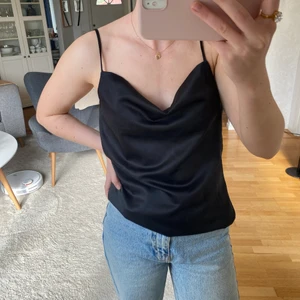 Linne med öppen rygg - Säljer detta linne som är i silkesmaterial och med öppen rygg, såå fint!! I storlek XS, men skulle säga att det är mer som en S. Köparen står för frakten!🖤