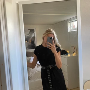 Svart basklänning från Gina Tricot - Jättefin att ha till stranden bara eller att festa till den med ett bälte!