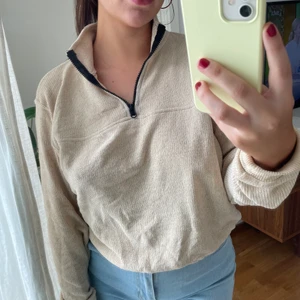Tröja NAKD - Beige tröja från NAKD med svart dragkedja. Jättemysig!