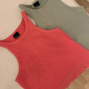 Ribbat linne - Jättefina och sköna ribbade linnen från Gina tricot, båda linnena i S. 60kr styck, eller köp båda för 100kr. Ett i jättefin klar rosa färg och ett i en ljus oliv grön färg! 