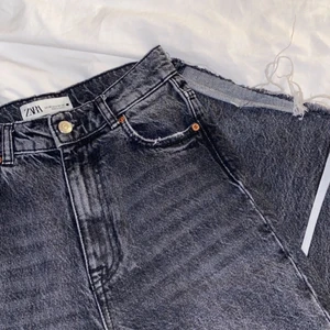 Zara jeans - Wide leg jeans ifrån zara⚡️ långa på mig som är 170cm men går det enkelt att klippa av! Använda max 2 gånger