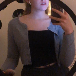 Zara kofta🤍 - Grå Zara kofta som funkar som Bode kofta och fin tröja🤍 Är i storlek M men skulle säga att den även passar S!