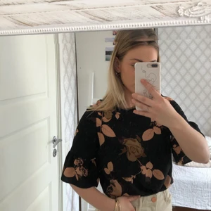 Blommig blus - Använd fåtal gånger, så är därför i fint skick ☺️ köpt från ONLY