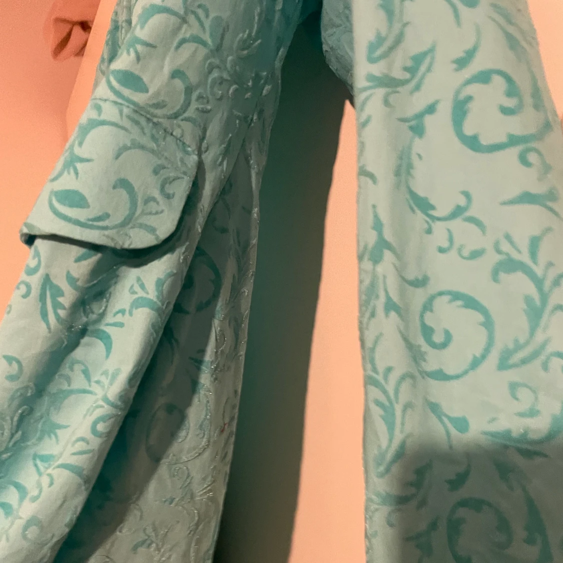 babyblå kappa med detaljer i storlek s/m - 90