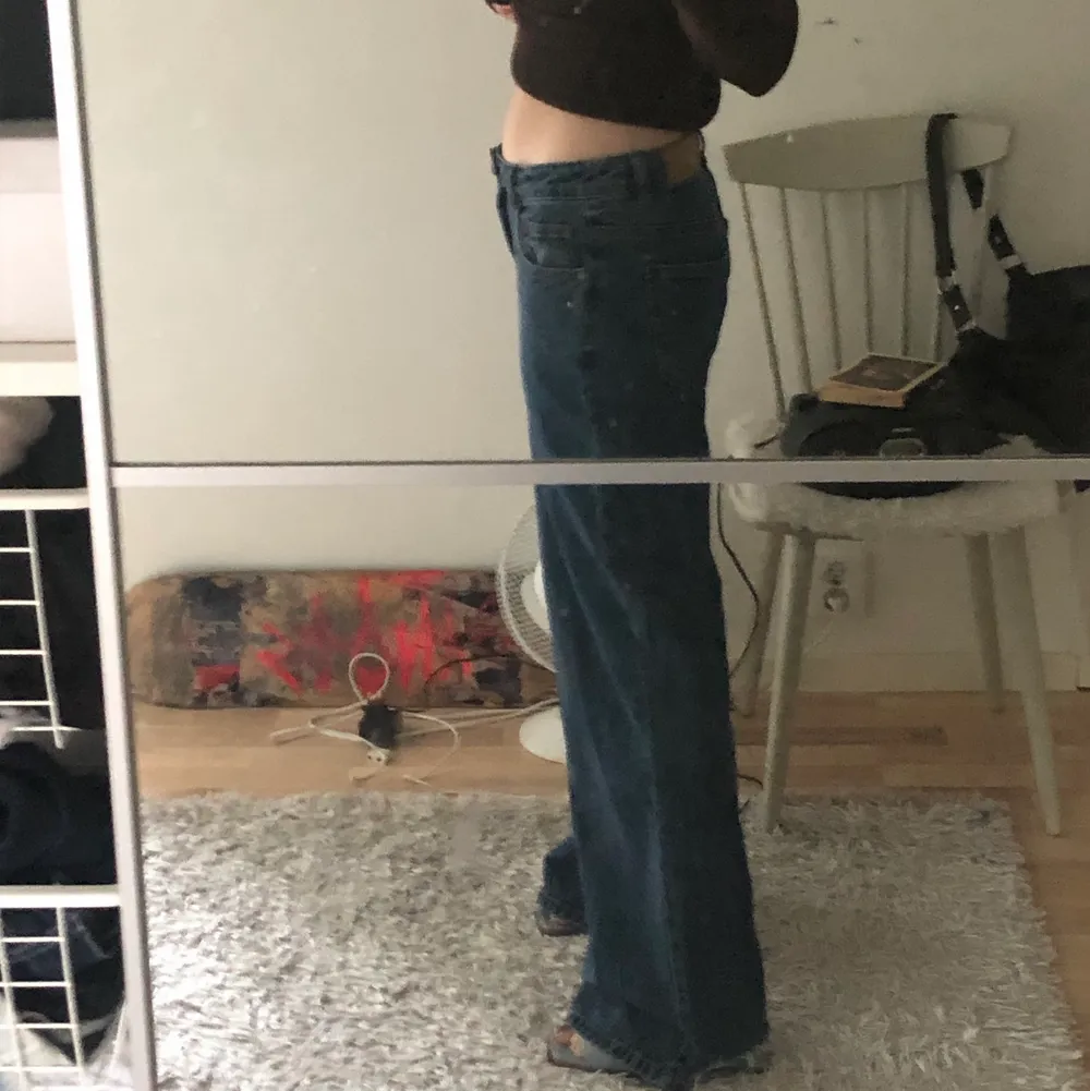 Lösa sköna jeans i mörkare blå färg. Köpta på sellpy! Hänger snyggt på midjan/höften, lite långa på mig (164 cm)🥰. Jeans & Byxor.