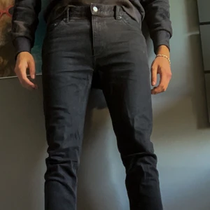 Jeans från Weekday - De är slimfit och de har används i ca 1 år innan jag lät de ligga i garderoben. Köpta för 450kr för ca 2 år sen tror jag men de ser inte utslitna ut. Jag är 189 cm lång och de passar bra, har bara slutat använda mina slim fit jeans. Knäna är utstretchade en gnutta, inga fler fel på byxorna :)