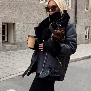 Bikerjacka NAKD - Bikerjacka med fuskpäls ifrån NA-KD. Jätte skön och passar perfekt nu till hösten. Fint skick.🖤 nypris 999kr. Bud är bindande!