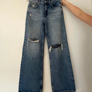 Jeans Pull & Bear - Vida jeans från pull & bear. Använda 1 gång. Slitning på knäna samt höger framficka. Storlek 36, passar xs-s. 