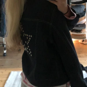 Jacka!! - Sjukt snygg och trendig jacka med en stjärna i strass i bak! Perfekt som höst jacka! Stl M, från Nicowa. 250 kr då den är i superbra skick. Kan mötas upp i Stockholm eller posta spårbart ☺️