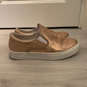 Guldiga skor  - Skor använda kanske 2 gånger så i fint skick i storlek 36