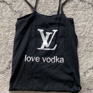 Love vodka tygpåse  - Tygpåse med text ” Love vodka” köpt utomlands