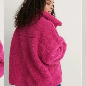 Rosa teddy strl. 34 - Supersnygg och mysig teddyjacka från nakd. Som ny, knappt använd! Nypris 699. Kan mötas i Göteborg eller skicka. Köparen står för frakten 💗 Skickar bilder på jackan i pm om det önskas. Säljer pga inte min stil. 