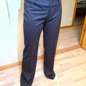 🌸🤍Jättefina lågmidjade kostymbyxor i strl 38 från In Wear. Passar bra i längden om man är kring 160 cm lång. Köparen står för frakten. 🤍🌸