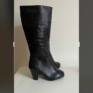 Nya Stövlar  - Nya stövlar - storlek 37 - aldrig använda 