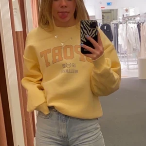 Gul sweatshirt  - Sweatshirt från Gina! Andvänd förtal gånger, fint skick ⭐️