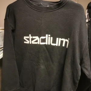Svart Stadium tröja  - Köpte den för flera år sen, nu är den för kort för mig. 