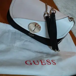 Söt och fin liten handväska från Guess köpt på Guess i Miami. Den är knappt använd så den är som ny! 
