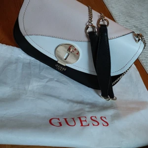 Guess Handväska - Söt och fin liten handväska från Guess köpt på Guess i Miami. Den är knappt använd så den är som ny! 