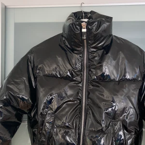 Puffer jacka bershka - Helt oanvänd pufferjacka från Bershka i storlek  XS, köpt för 499kr säljes för 300kr 