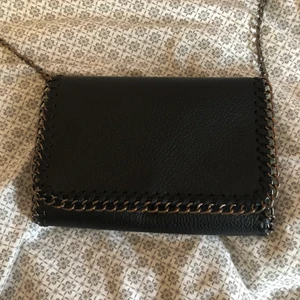 Väska  - Säljer denna väskan som är i fint skick. Den har ett långt band.                                                                 Köparen står för frakten!