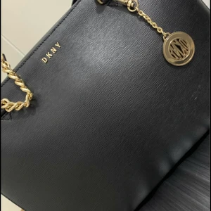 Dkny väska - HELT Ny Dkny väska, säljer den för 1500kr, priset går att diskuteras! 