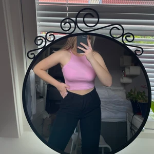 Rosa linne från Zara  - Säljer mitt rosa linne från Zara, använt 1 gång så som nytt! Storlek L men passar M eller en större S också! Super snyggt under en kavaj eller liknande