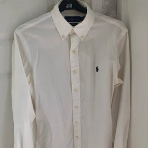 Ralph Lauren skjorta - En oanvända Ralph Lauren skjorta i färgen vit med blått märke. Storlek S. Ny pris: 1200kr
