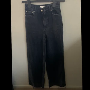 Svarta jenas  - Dessa jenas från Mango är i storlek 34, superfina och passar till allt, dock försmå för mig och därför säljer jag dom. Meddela gärna för fler bilder på plagget, fraktpriset varierar beroende på vart plagget skickas 💓