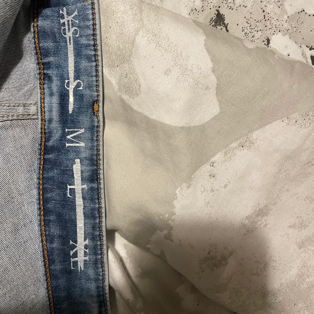 Tajta jeans från bikbok i st M dessa är perfekt i långt på mig som är 161 cm.                                                              I fint skick inte så använda . Jeans & Byxor.