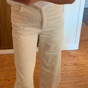 Vita manchesterbyxor - Garderobsrensning! Vita manchesterbyxor från H&M. Strl 32. Köpare står för frakt