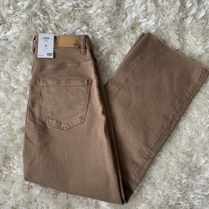 Bruna Jeans - Säljer dessa bruna jeans i storleken S då dem inte passar mig, köpta på Lager 157 och är helt oanvända med prislappen på, endast prövade. Kontakta mig vid intresse!