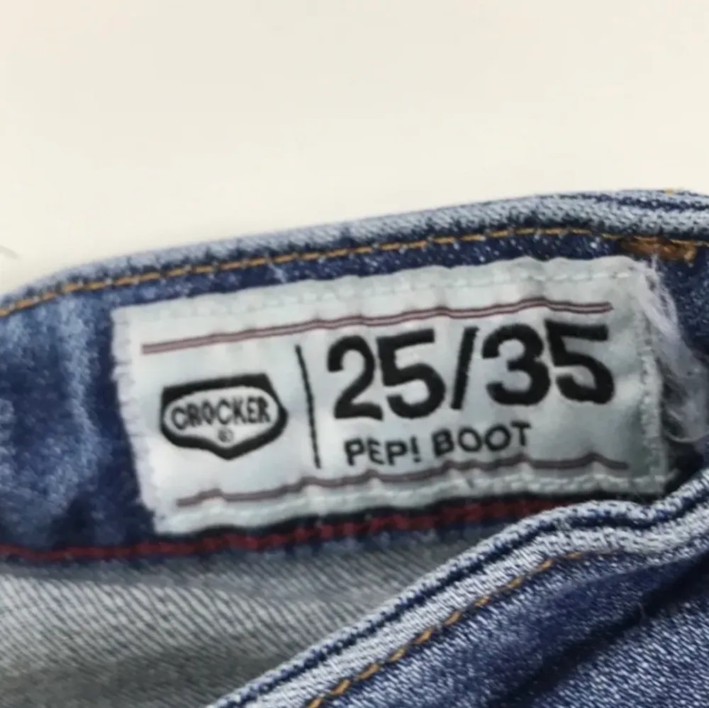 Säljer ett par nya lågmidjade jeans från crocker i storlek 25/35. Väldigt bra skick endast använda 2 gånger. Jeans & Byxor.