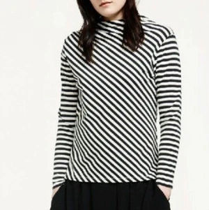 Tröja Marimekko - Svartvitrandig tröja från Marimekko, stl M. Liten ståkrage, rynkdetalj på ena axeln. Grym kvalitet!