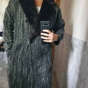 Höstkanten med fuskpäls - Höstkappa med fuskpäls från H&M. Storlek 38. Kappan är lite noppig annars fint skick. Kan fraktas💕