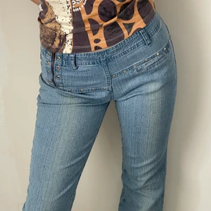 Jeans y2k - Blå 2000 tals jeans med fett snygga detaljer i nitar. Utsvängda långa ben och storlek s/m (36/38)😍💓 mid waist