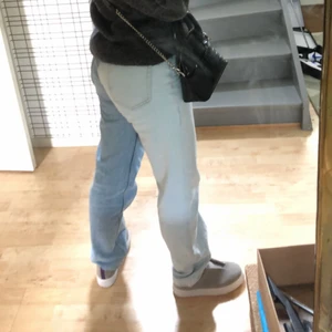 Helt nya jeans - jeans i storlek 34 som har 2 olika färger på benen. Ena benet har färgen ljusblå och andra lite mörkare blå (mellanblå) Säljer dom för att jag beställde 2 storlekar och glömde skicka tillbaks de jag inte skulle använda. Jag beställde dom från pull and bear för 360kr i slutet av augusti och är endast testade, alltså väldigt bra skick. Jag är 166 men skulle säga att dom passar personer som är 164-170cm. Buda från 100kr eller köp direkt för 200kr, bjuder på frakten 