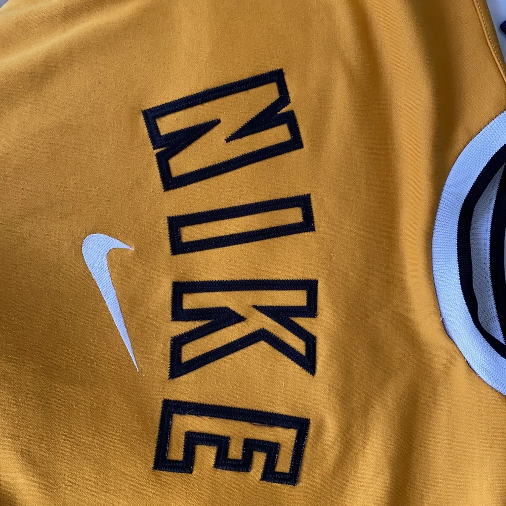 Oversize tröja från Nike, bra skick. Storlek L men väldigt liten i passformen så skulle säga att de är en M eller S. 💞. Tröjor & Koftor.