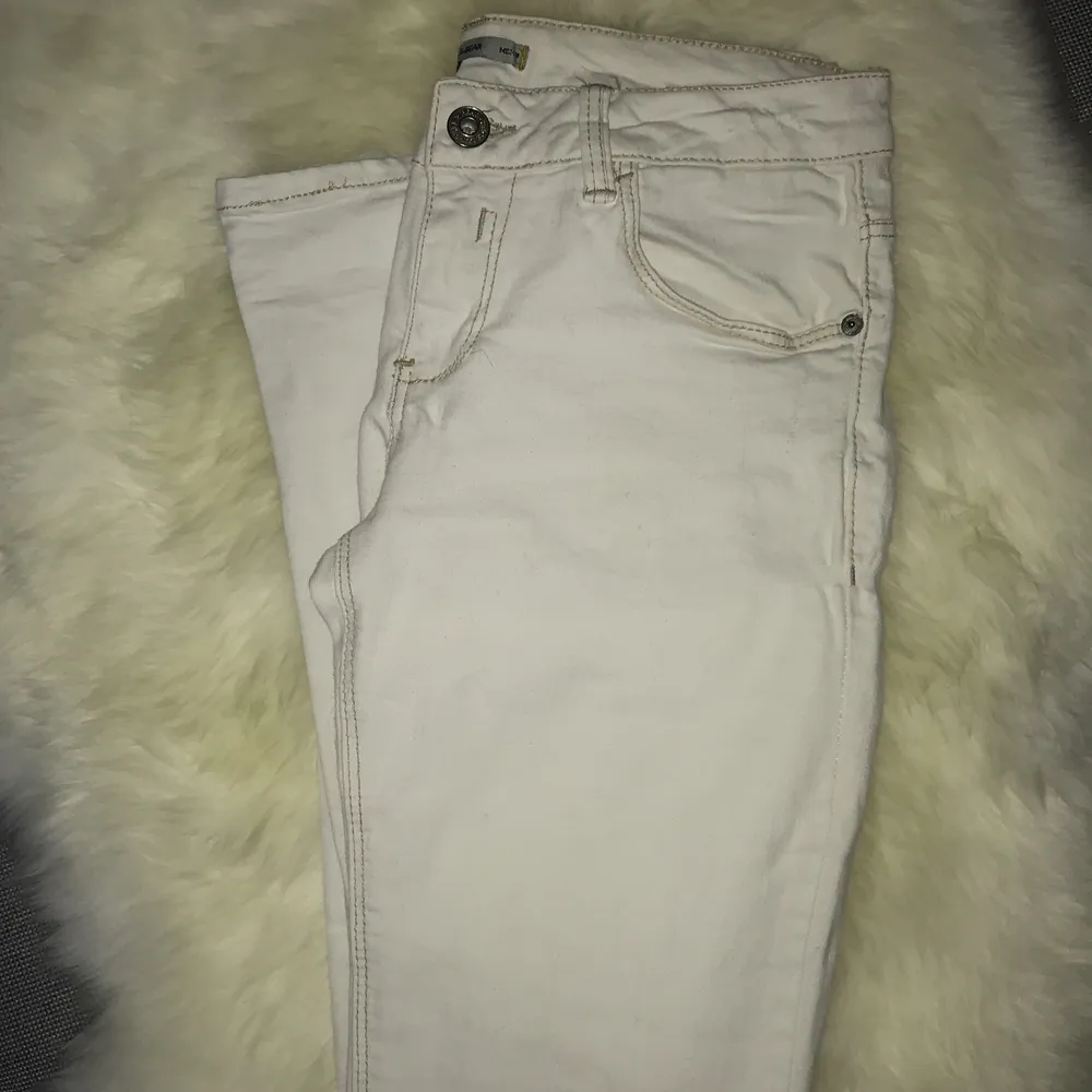 ”OffWhite” tight jeans med snygga detaljer i sömmen till skillnad från ”standard” vita jeans. Jag gillar dem här för att dem är lite tjockare jeansmaterial, att dem känns som ”riktiga jeans”. Lite lägre i midjan, sitter som en smäck på rumpan och runt låren. Snyggt att variera med vita jeans med mer ”unika” detaljer istället för standarden som man ser överallt.. Perfekt med en stickad oversized tröja, en kappa med feta stövlar 👢 och du har en grym october outfit👀. Jeans & Byxor.