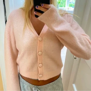 Kofta från &otherstories - Säljer en jättefin kofta från &otherstories som jag inte får användning av. Nypris 790kr och jag har använt den max 2 gånger. Jättefint skick och super fin rosa färg ❤️‍🔥